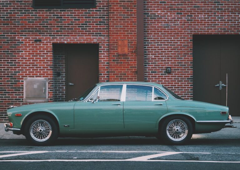 Jakie są przepisy dotyczące samochodów zabytkowych? Photo Vintage car