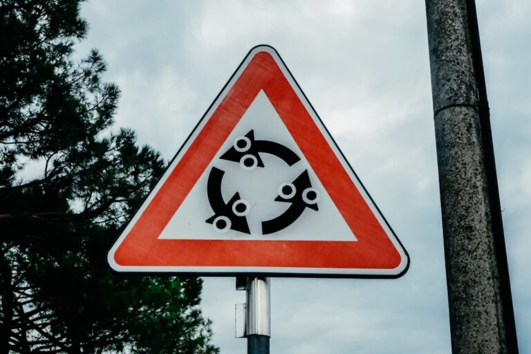 Jakie są obowiązkowe elementy wyposażenia samochodu w Polsce? Photo Warning triangle