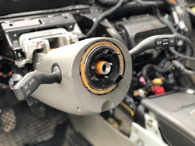 Jak dobrze ustawić lusterka, aby wyeliminować martwe pole? Photo Proper adjustment