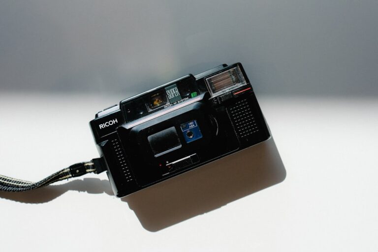 Jak poprawnie ładować akumulator samochodowy? Photo car battery charging