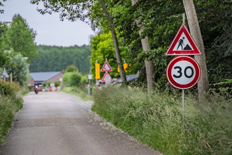 Jakie są zasady pierwszeństwa przejazdu na skrzyżowaniach? Photo Traffic signs